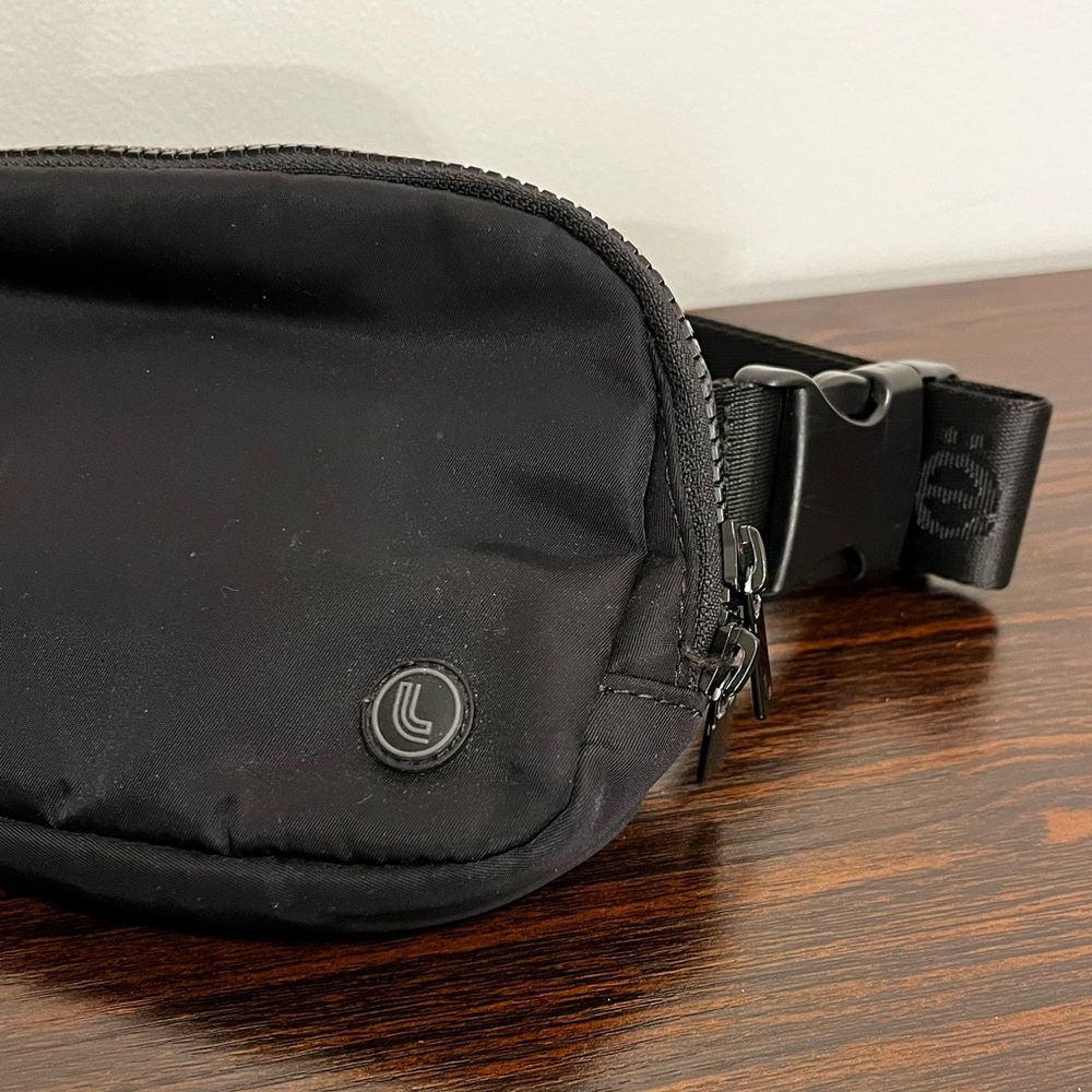 LOLE Unisex Belt Bag Zippered Pockets Adjustable Strap Water Resistant Nylon EUC - Picture 2 of 6